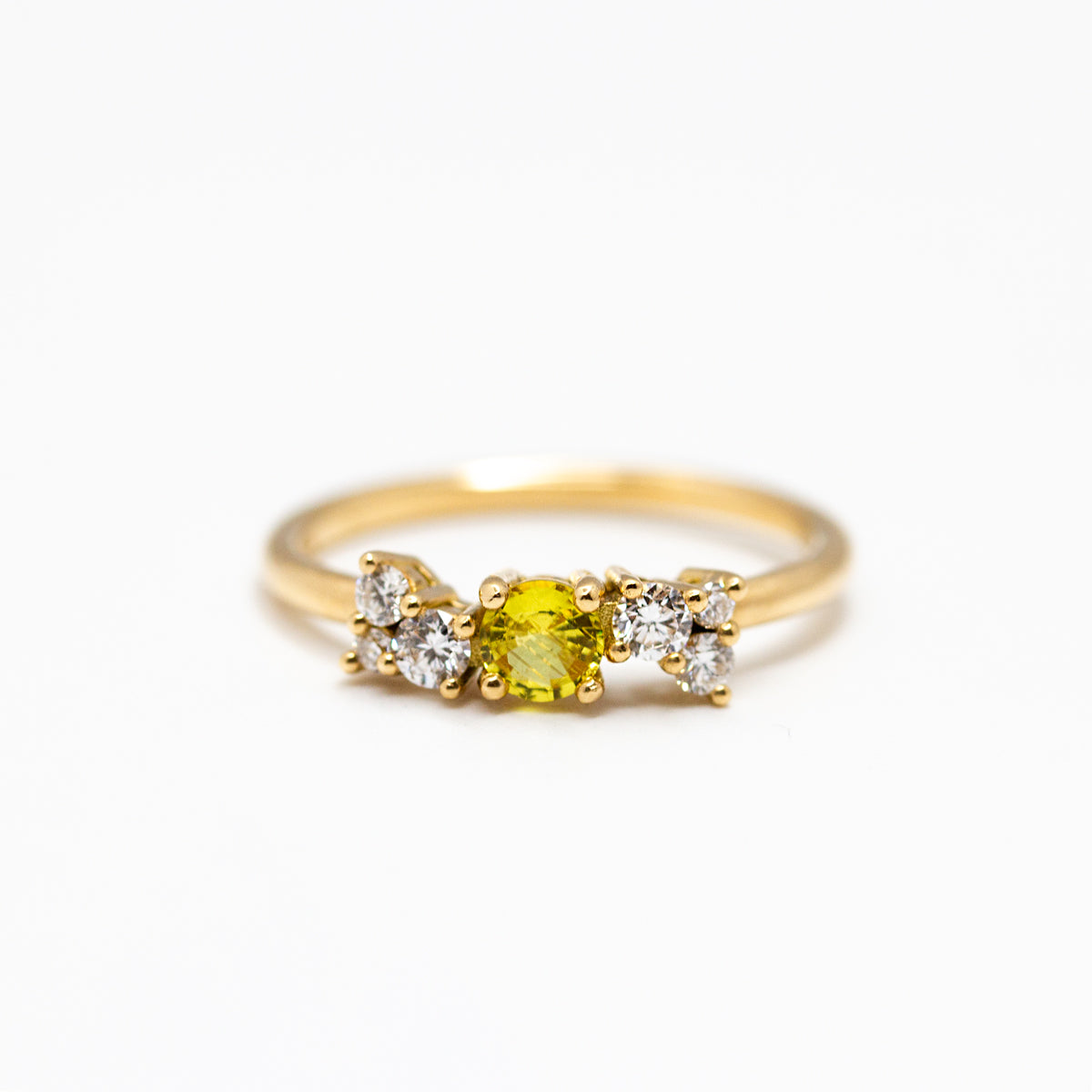 Bague de fiançailles épaulée originale femme avec un saphir central jaune et 6 diamants de synthèse, fabriquée en or jaune recyclé + prime éthique Fairmined dans notre propre atelier parisien