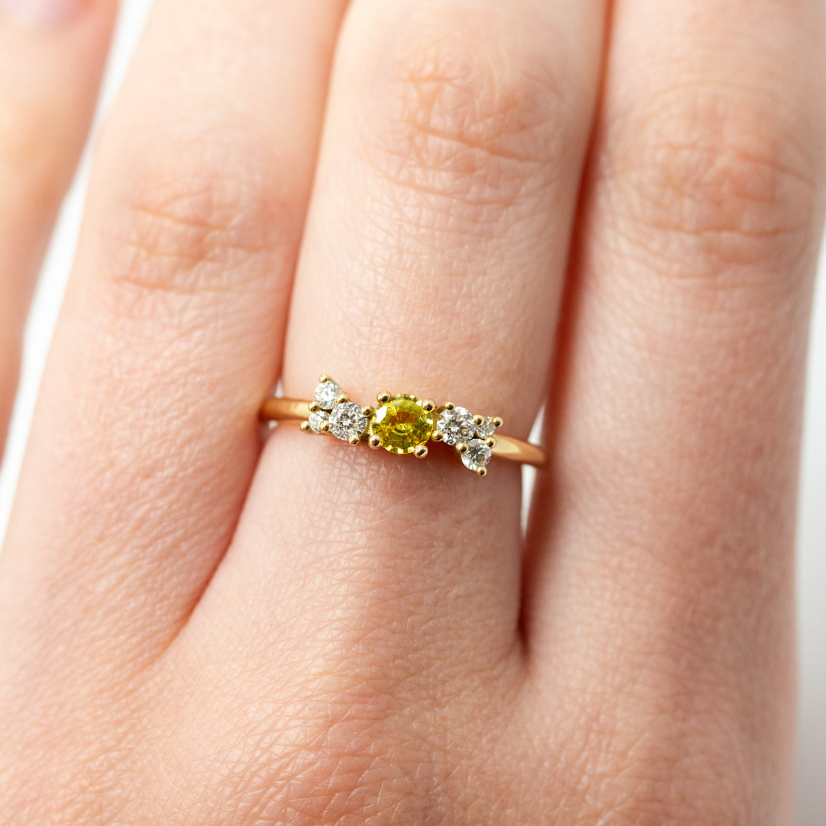 Bague de fiançailles constellation originale femme avec un saphir central jaune et 6 diamants de synthèse, fabriquée en or jaune recyclé + prime éthique Fairmined dans notre propre atelier parisien