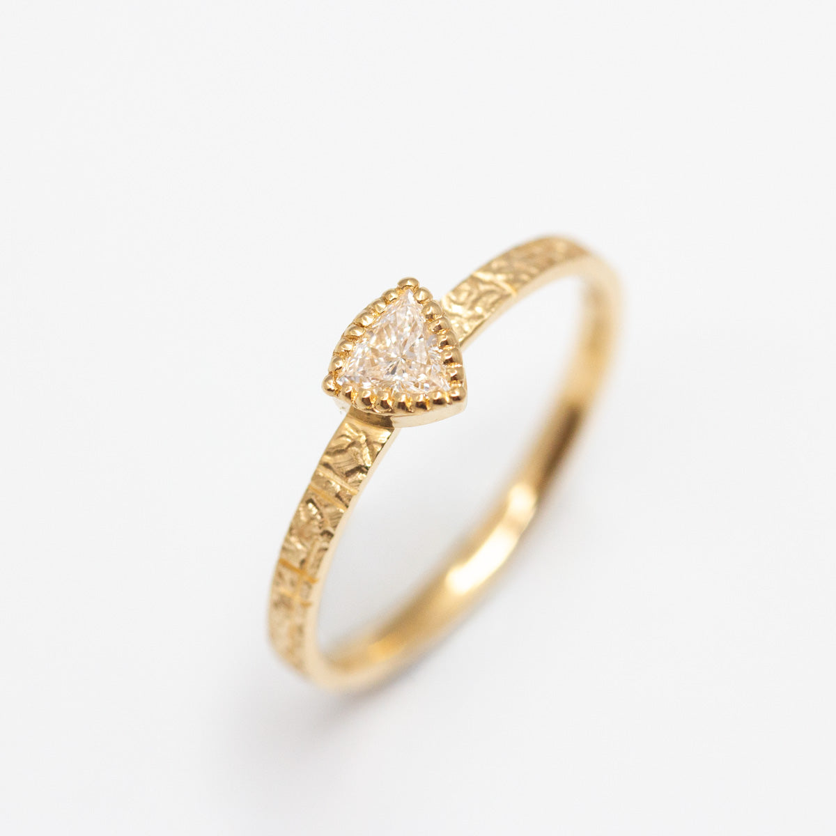 Bague de fiançailles solitaire triangle, diamant troïdia et or jaune recyclé 18 carats. fabriquée artisanalement à Paris, joaillier éthique