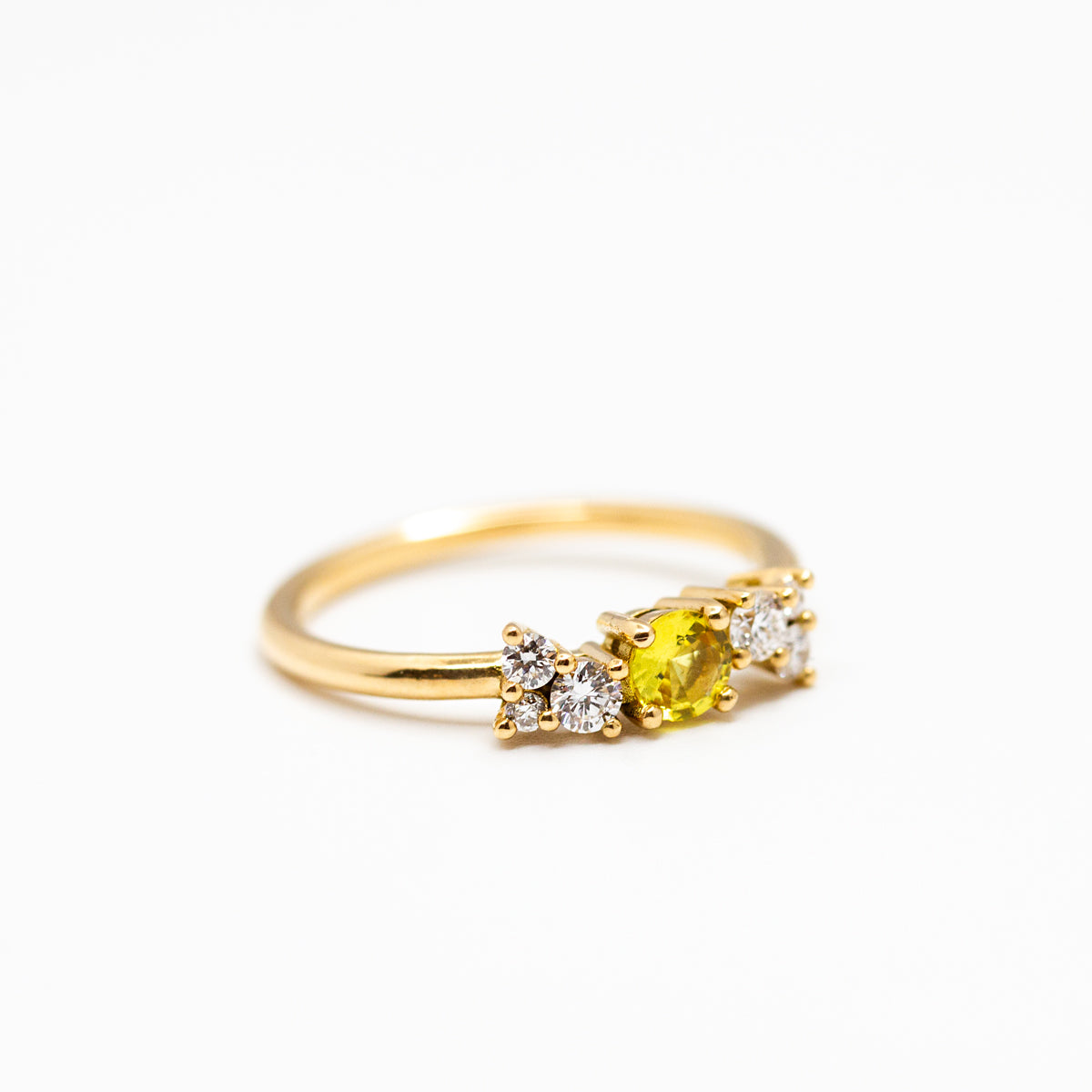 Bague de fiançailles épaulée originale femme avec un saphir central jaune et 6 diamants de synthèse, fabriquée en or jaune recyclé + prime éthique Fairmined dans notre propre atelier parisien