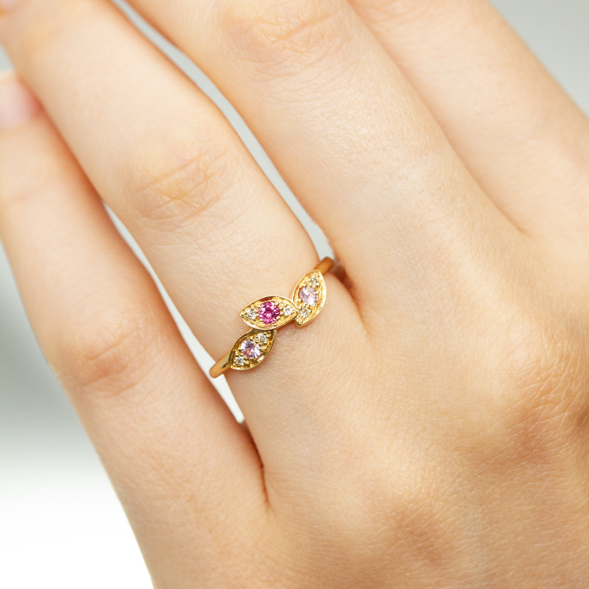 Bague à inspiration végétale en or Fairmined, issue d'une joaillerie éthique. 