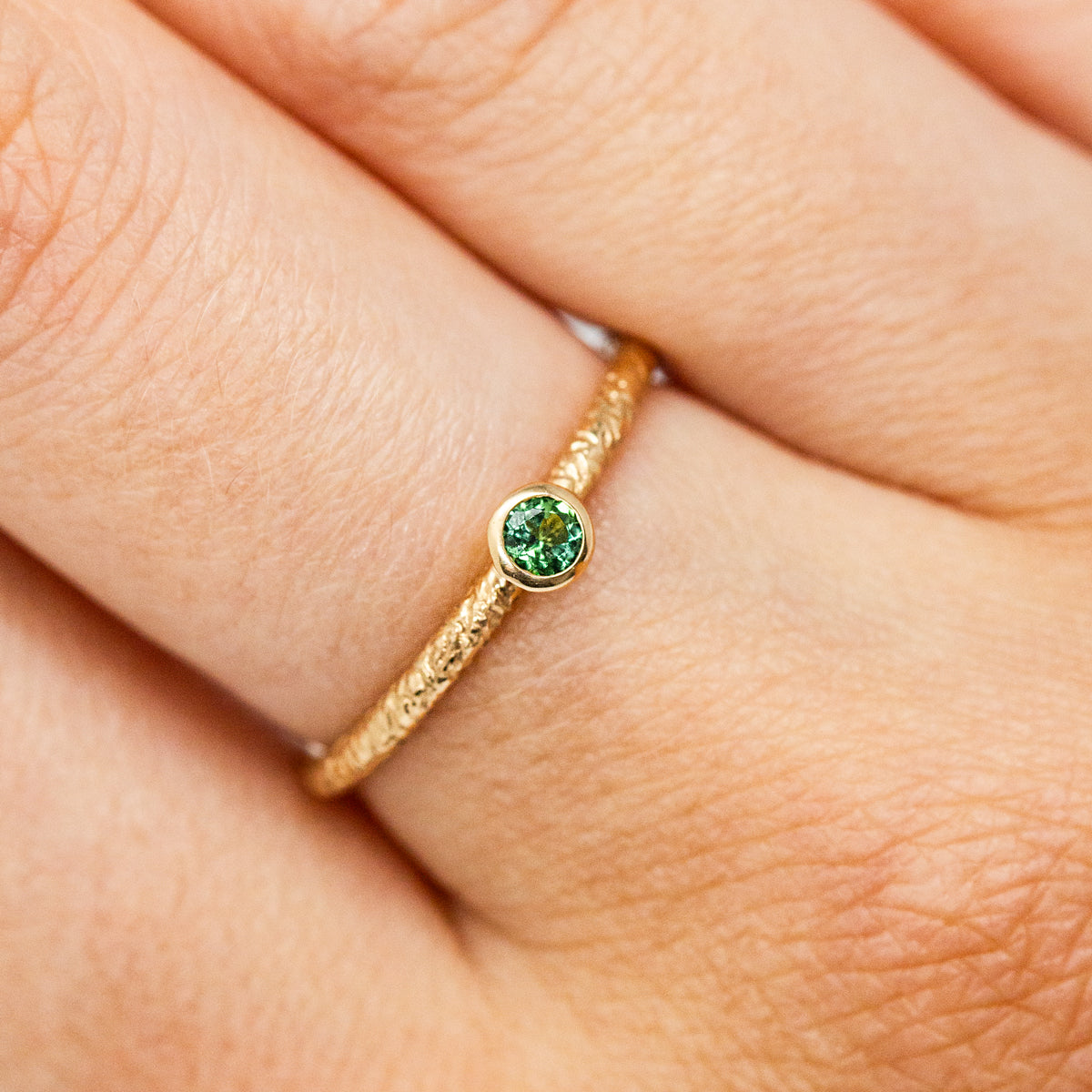 Solitaire en or rose-champagne éthique 18 carats et tourmaline verte | Joaillerie artisanale