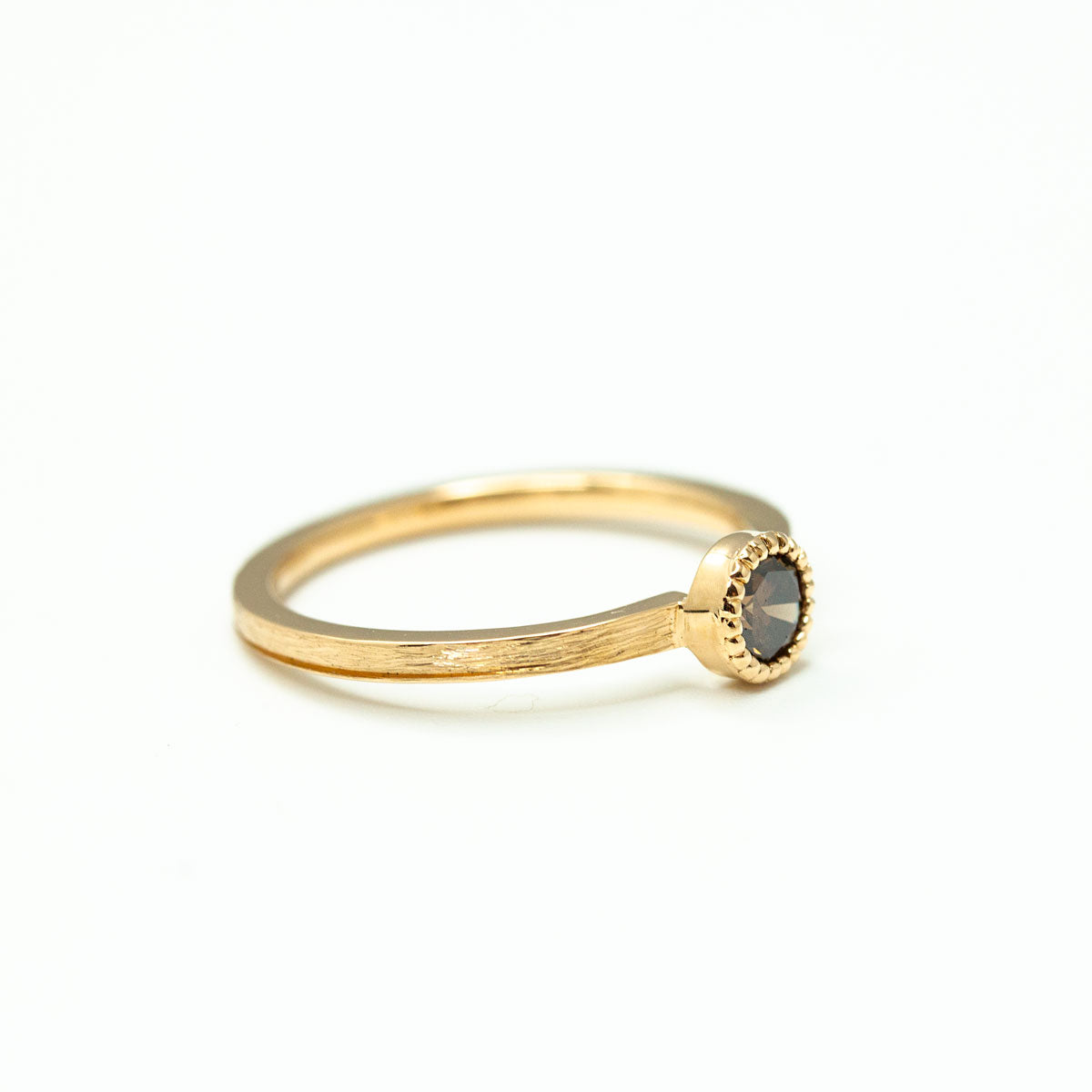 Pièce unique - Bague solitaire Madeleine serti millegrain sertie d'un diamant brun de synthèse, réalisée en or recyclé 750/1000 artisanalement dans notre atelier de joaillerie. Joaillerie responsable