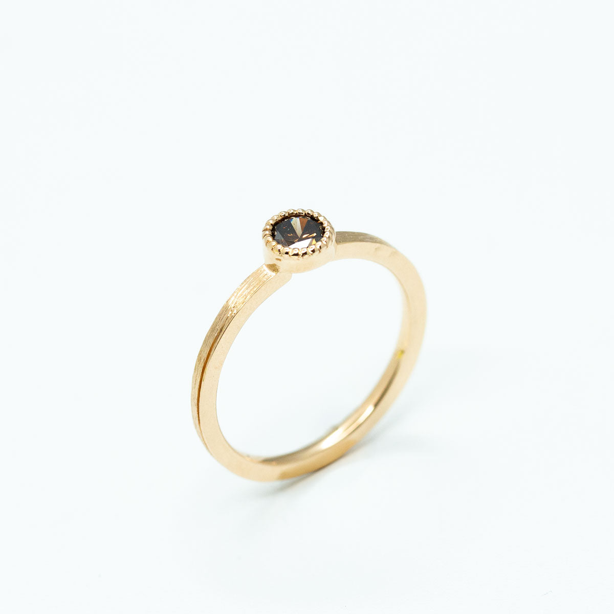 Pièce unique - Bague solitaire Madeleine serti millegrain sertie d'un diamant brun de synthèse, réalisée en or recyclé 750/1000 artisanalement dans notre atelier de joaillerie. Joaillerie responsable