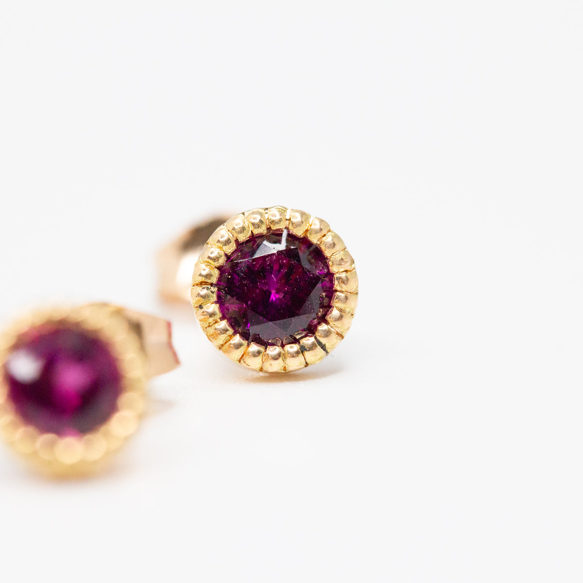 Boucles d'oreille Madeleine en or éthique et grenats violets | Joaillerie éthique artisanale