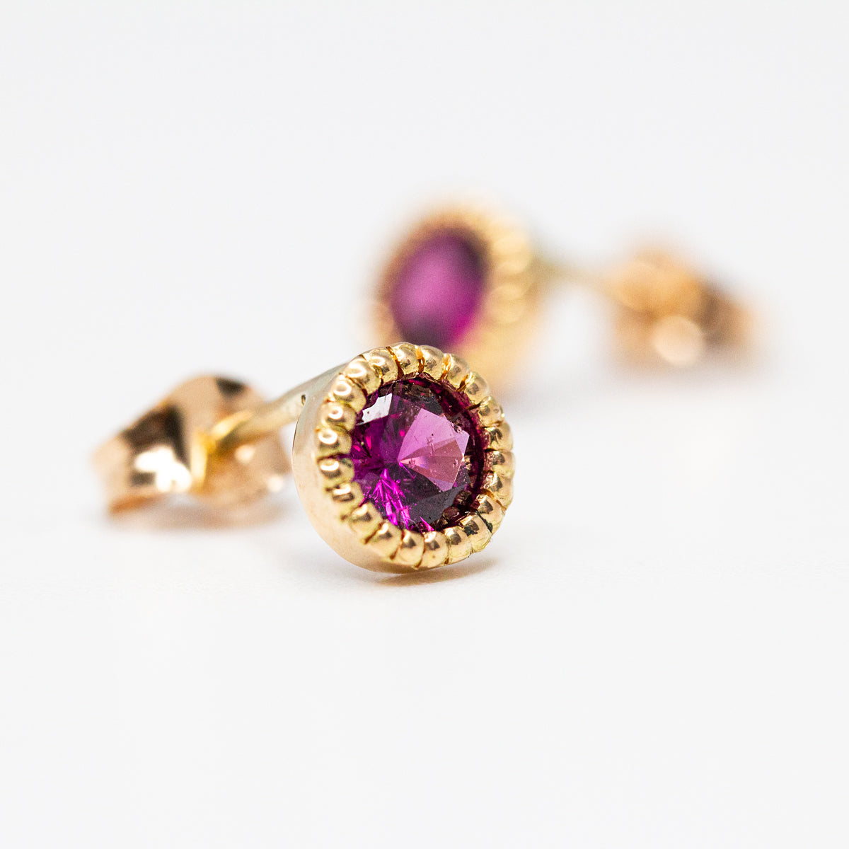 Puces d'oreille Madeleine en or éthique et grenats violets | Joaillerie éthique française