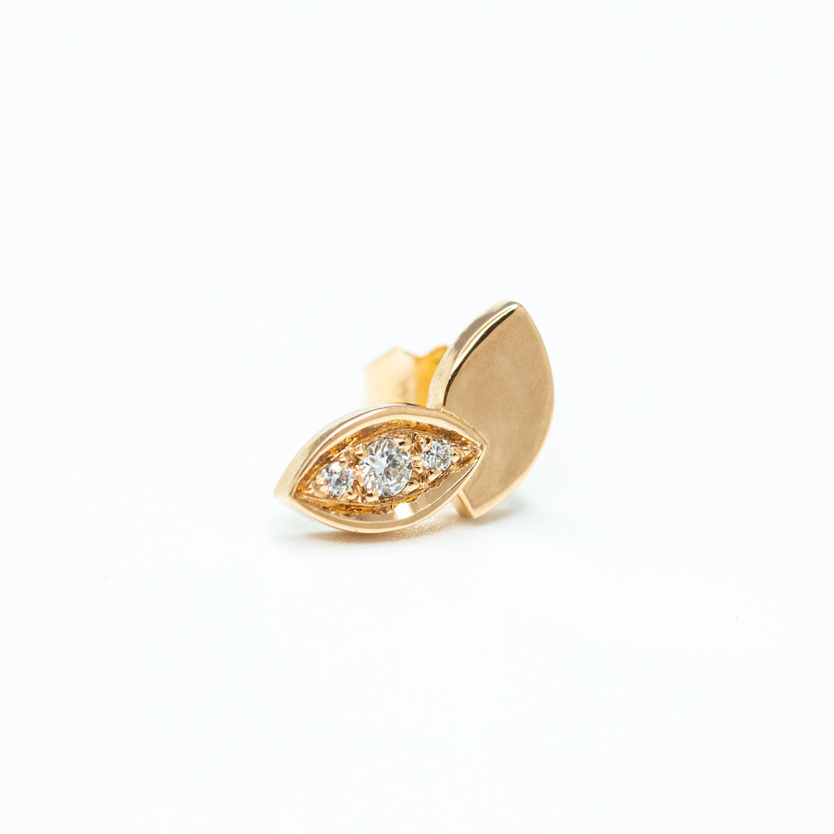 Boucle puce d'oreille 2 feuilles dont une pavée de 3 diamants de synthèse, réalisée en or rouge recyclé 18 carats artisanalement par nos joailliers dans notre atelier à Paris. Joaillerie éthique 