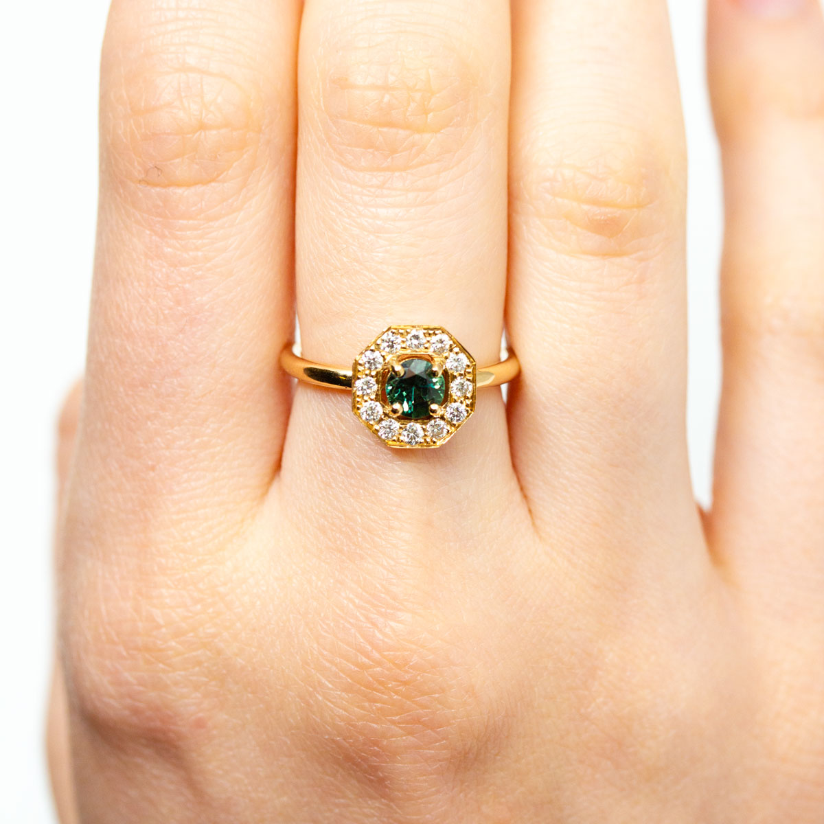 Pièce unique - Bague nde fiançailles Art Déco géométrique Leone XL portée, sertie d'un saphir Teal bleu-vert entouré de 16 diamants de synthèse en or rose-champagne recyclé 18 carats. Disponible taille 53, réalisée à Paris dans notre atelier de joaillerie