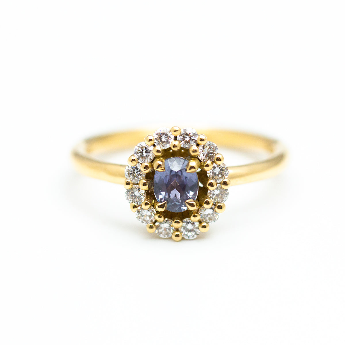 Bague Marguerite saphir violet ovale, diamants de 1,8mm et or jaune recyclé avec crédit Fairmined 
Pièce unique fabrication artisanale à Paris dans notre atelier de joaillerie éthique 