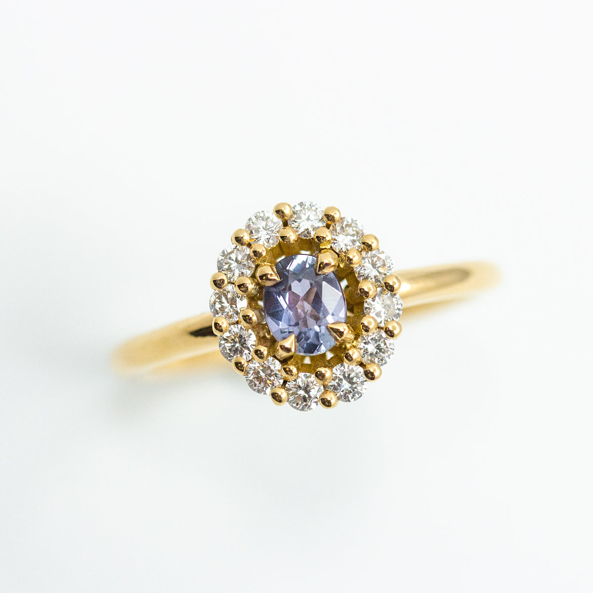 Bague de promesse fleur saphir violet ovale, diamants de 1,8mm et or jaune recyclé avec crédit Fairmined 
Fabrication artisanale à Paris dans notre atelier de joaillerie éthique 