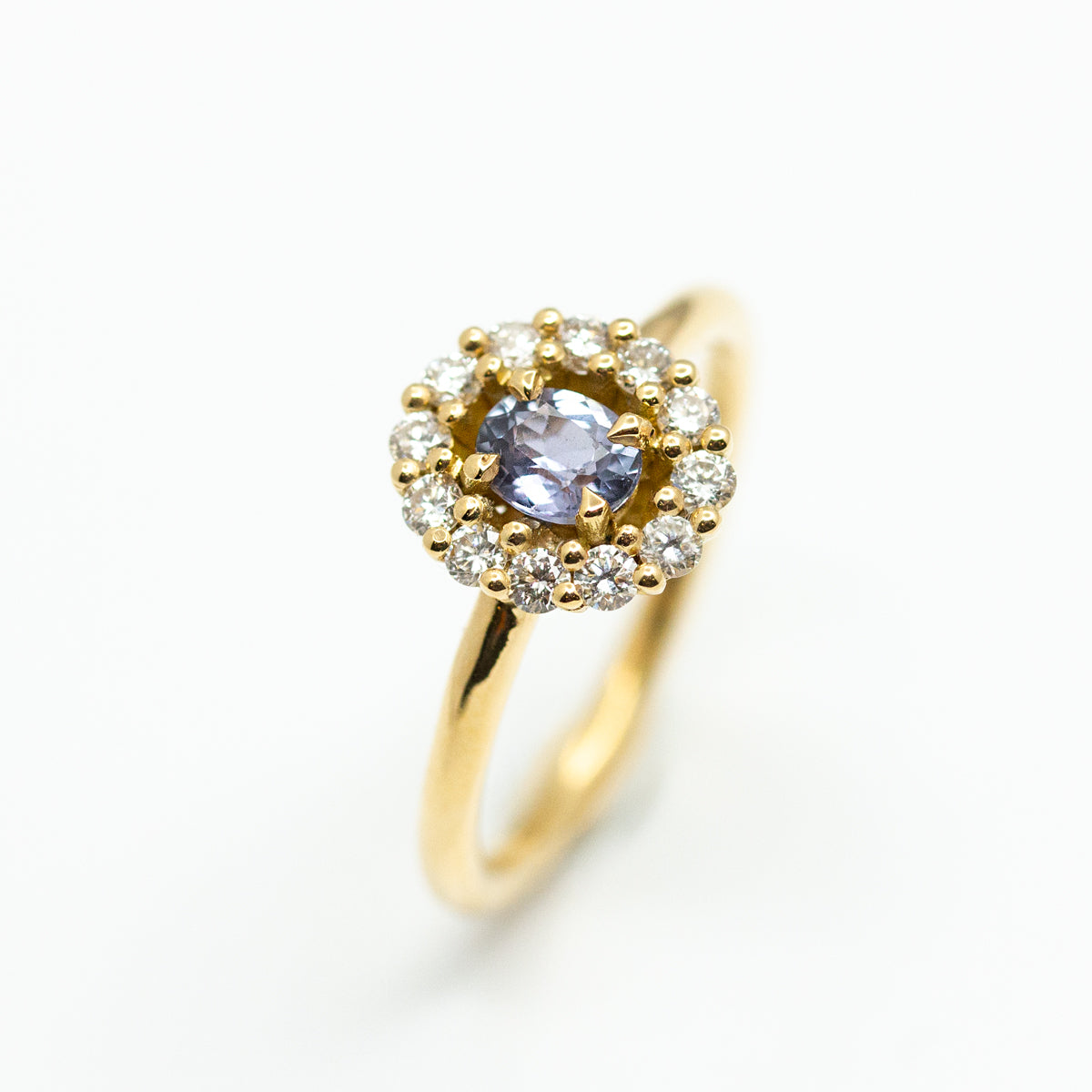 Bague de fiançailles Méridée saphir violet ovale, diamants de 1,8mm et or jaune recyclé avec crédit Fairmined 
Fabrication artisanale à Paris dans notre atelier de joaillerie éthique 