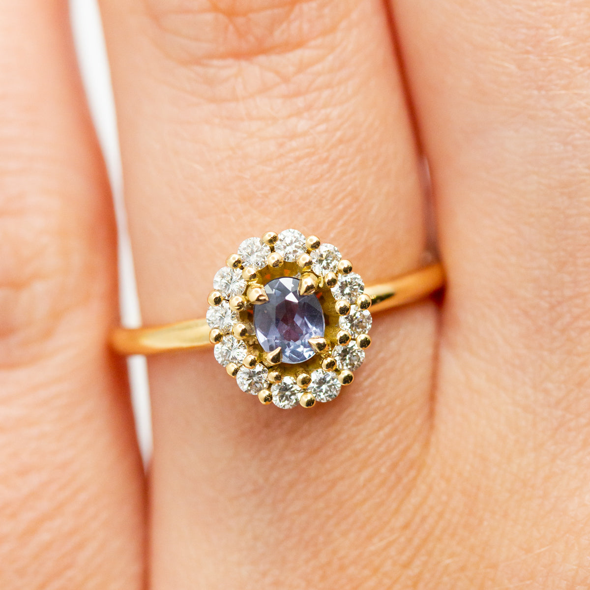 Bague de fiançailles femme Marguerite saphir violet ovale, diamants de 1,8mm et or jaune recyclé avec crédit Fairmined 
Bijou unique fabrication artisanale à Paris dans notre atelier de joaillerie éthique 