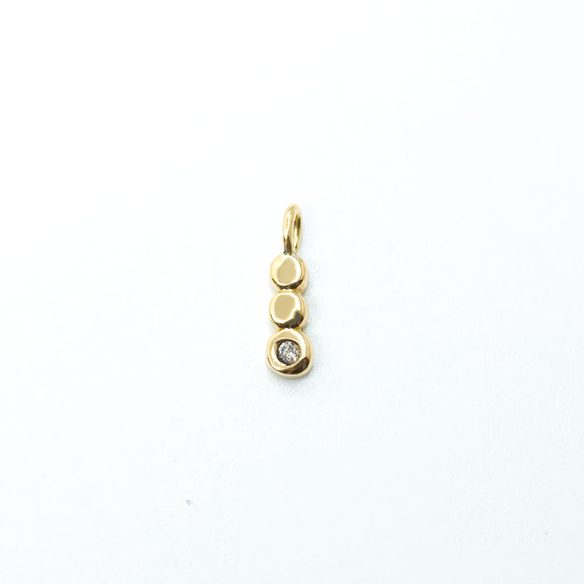 Pendentif femme diamant et or jaune 18 carats éthique, design petits ronds, réalisé à la main dans notre atelier de joaillerie à Paris
Pendentif or -20% en vente privée