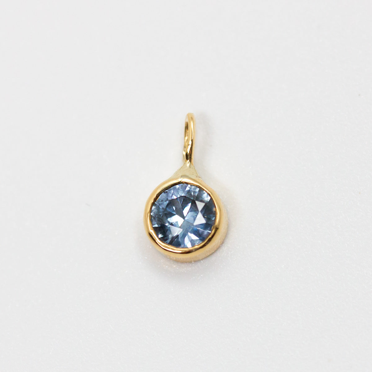 Pendentif Solférine, pièce unique en or jaune Fairmined 18 carats serti d'un saphir bleu clair, joaillerie éthique fabriquée à la main à Paris