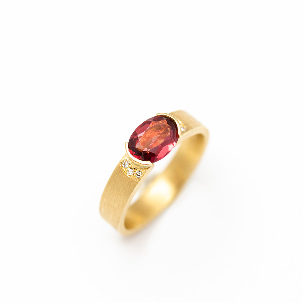 Pièce unique - Bague épaulée - grenat rouge et diamants