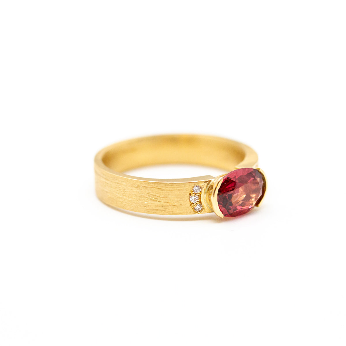 Pièce unique - Bague épaulée - grenat rouge et diamants