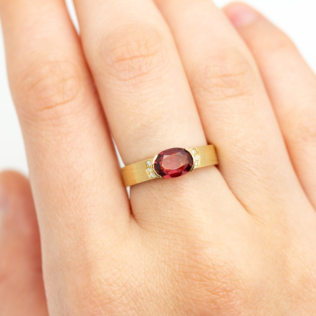 Pièce unique - Bague épaulée - grenat rouge et diamants