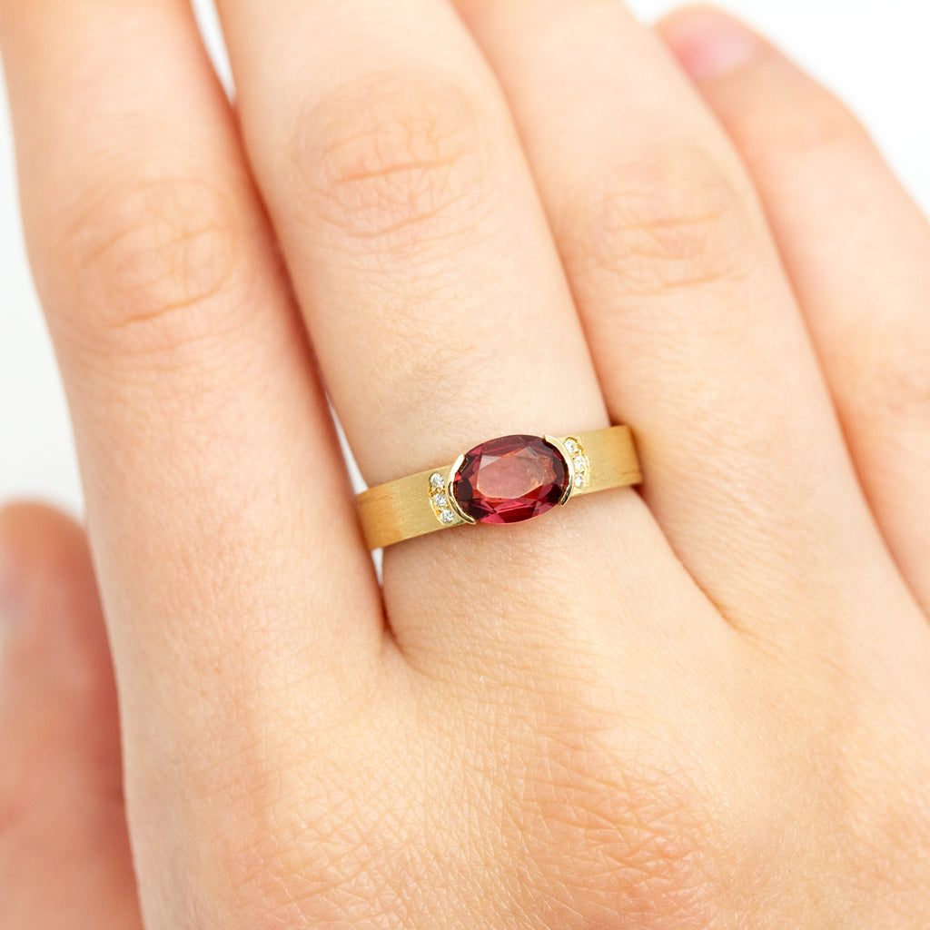 Pièce unique - Bague épaulée - grenat rouge et diamants
