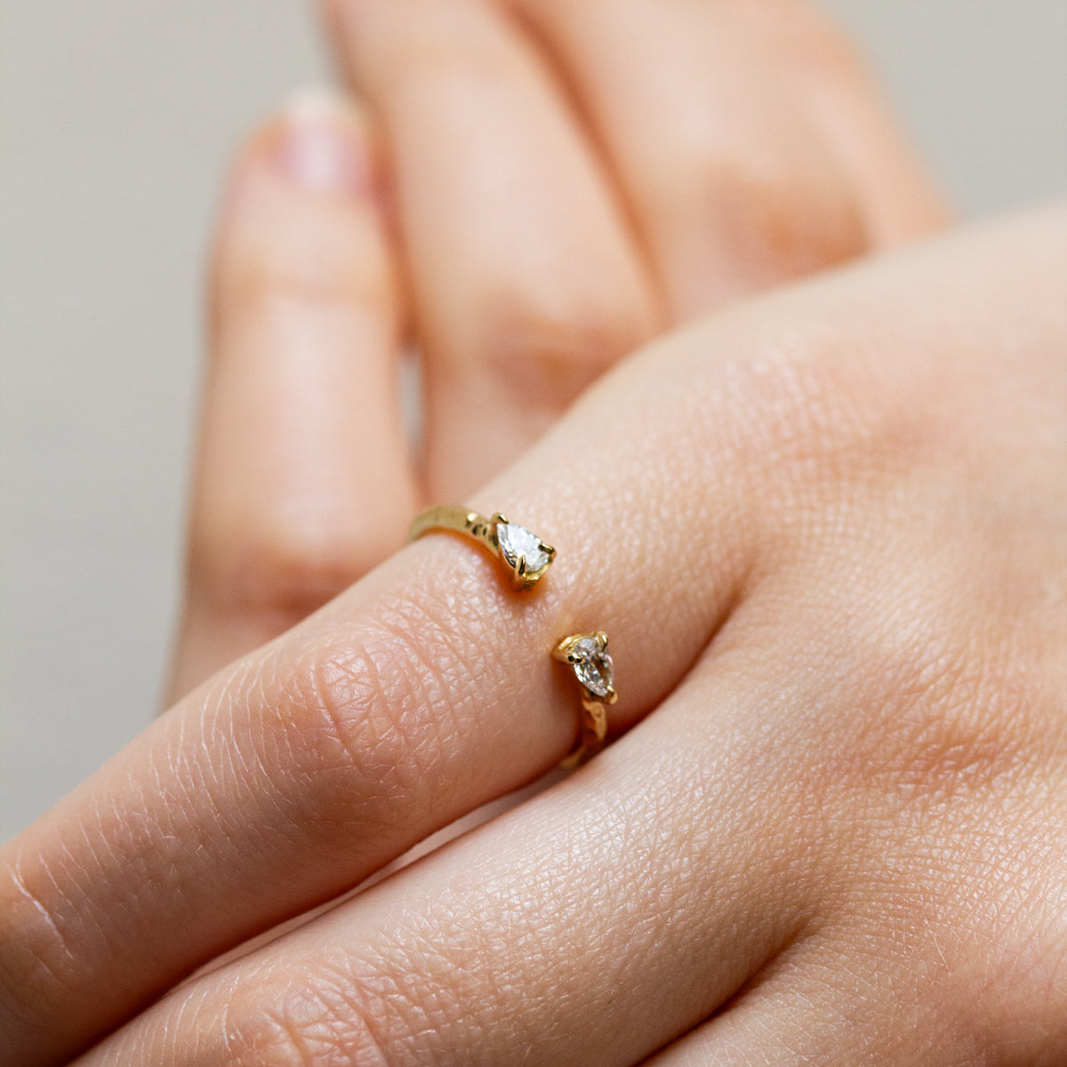 Bague Toi & Moi en or jaune 18 carats Fairmined, issue d’une joaillerie éthique, avec deux diamants poire.