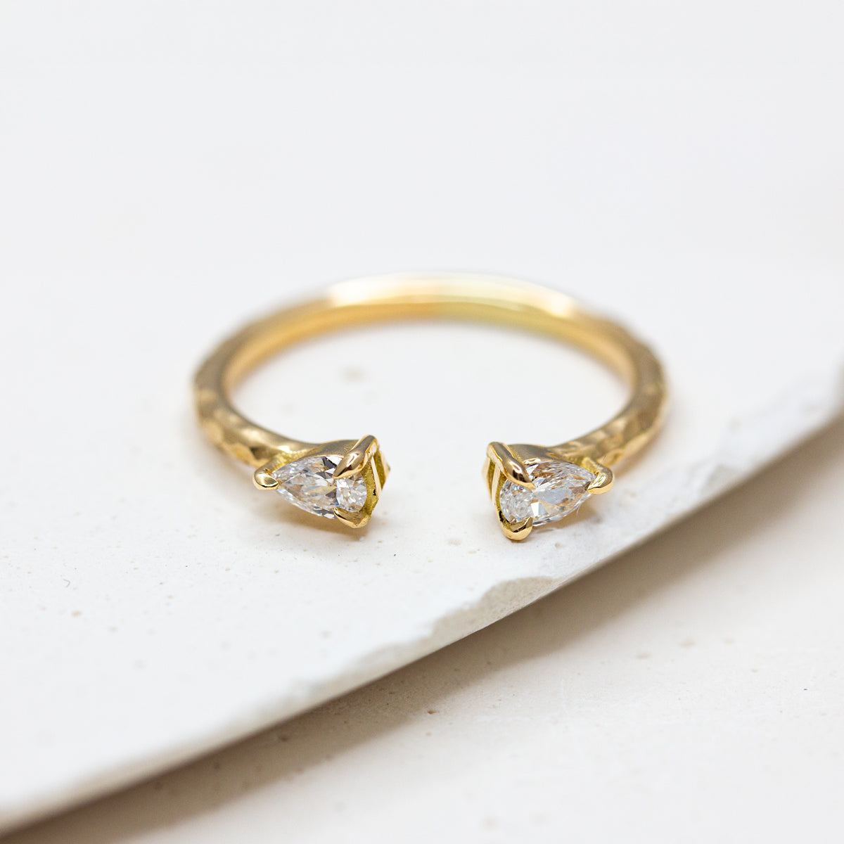 Bague Toi & Moi revisitée en or jaune 18 carats Fairmined avec deux diamants poire.