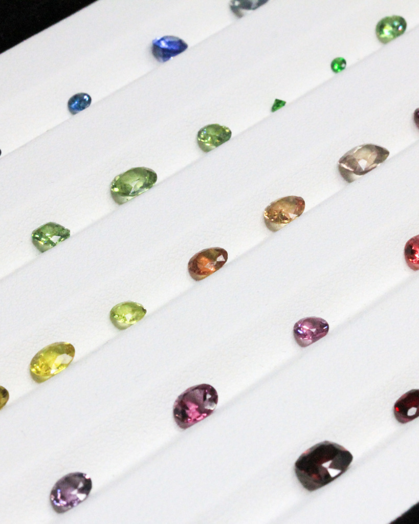 Notre palette de pierres de couleurs est variées : saphir bleu, saphir vert, tourmaline, diamant, grenat, tanzanite, aigue marine, péridot...