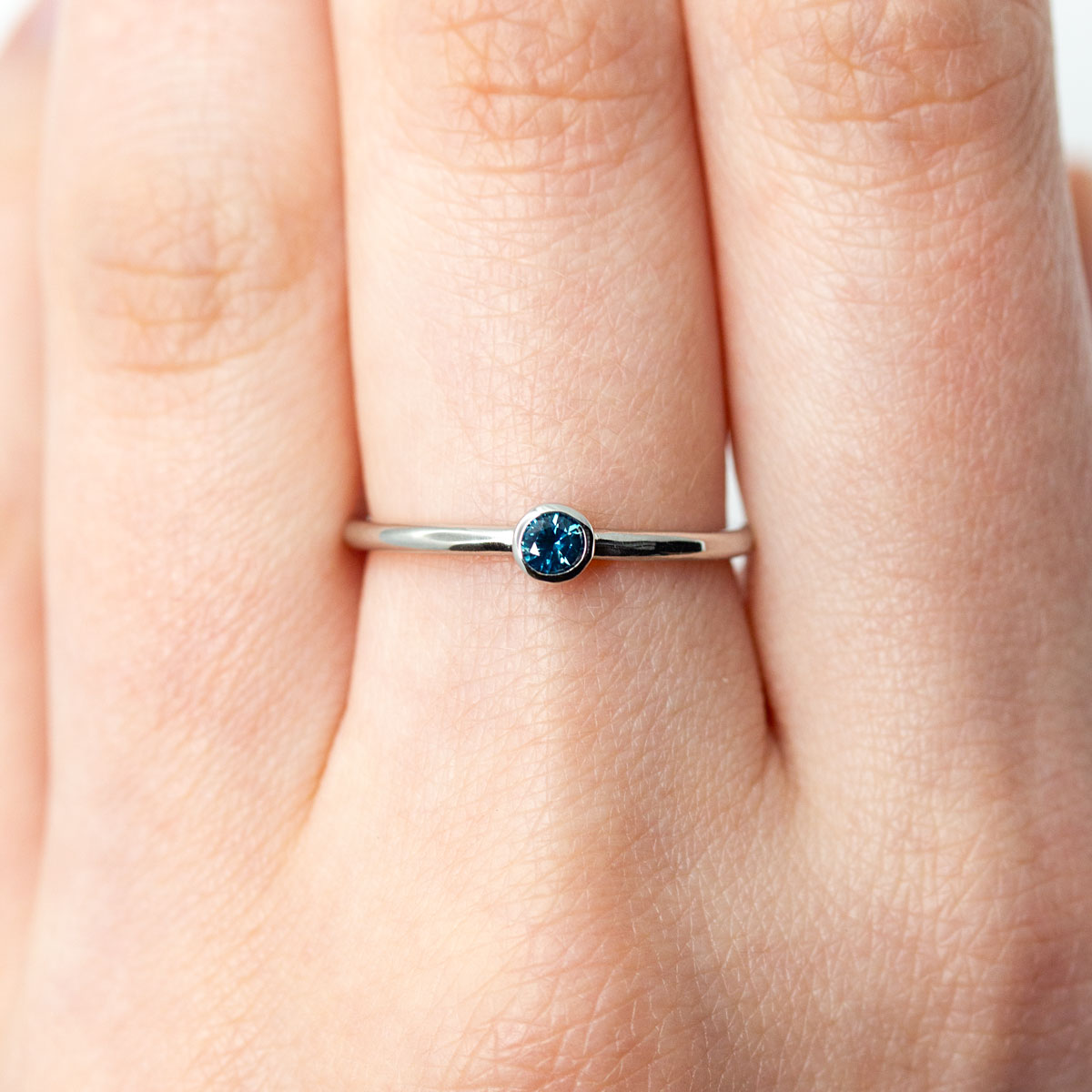 Bague Pierrette en argent et son saphir bleu.
Bague réalisée dans notre atelier Parisien.
