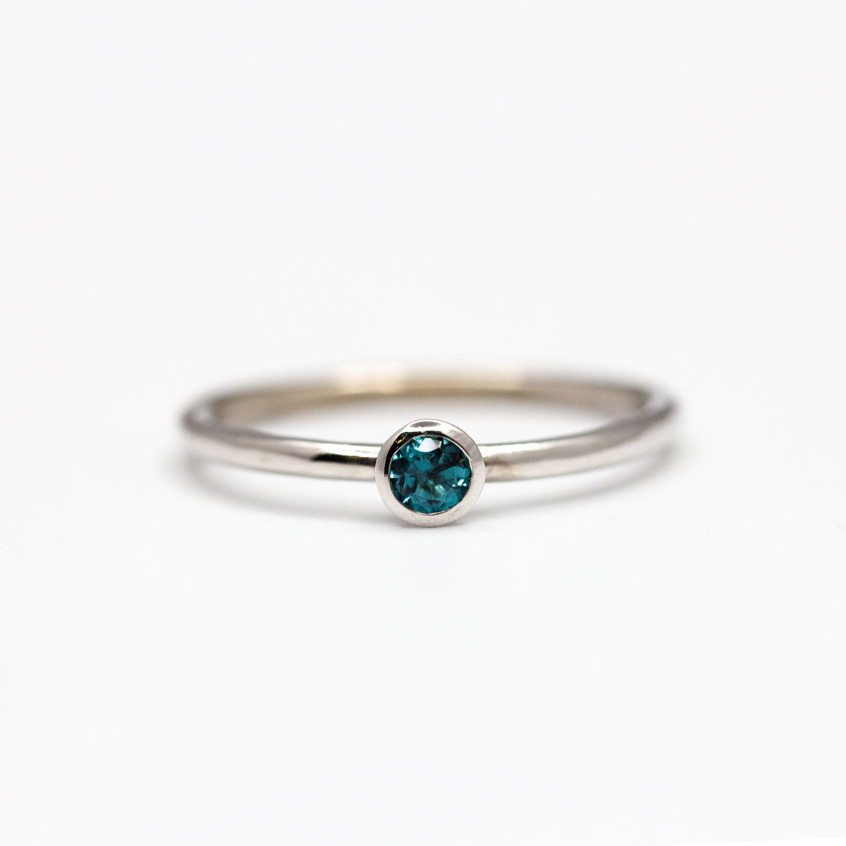 Bague Pierrette en argent et son saphir bleu.
Bague réalisée dans notre atelier Parisien.