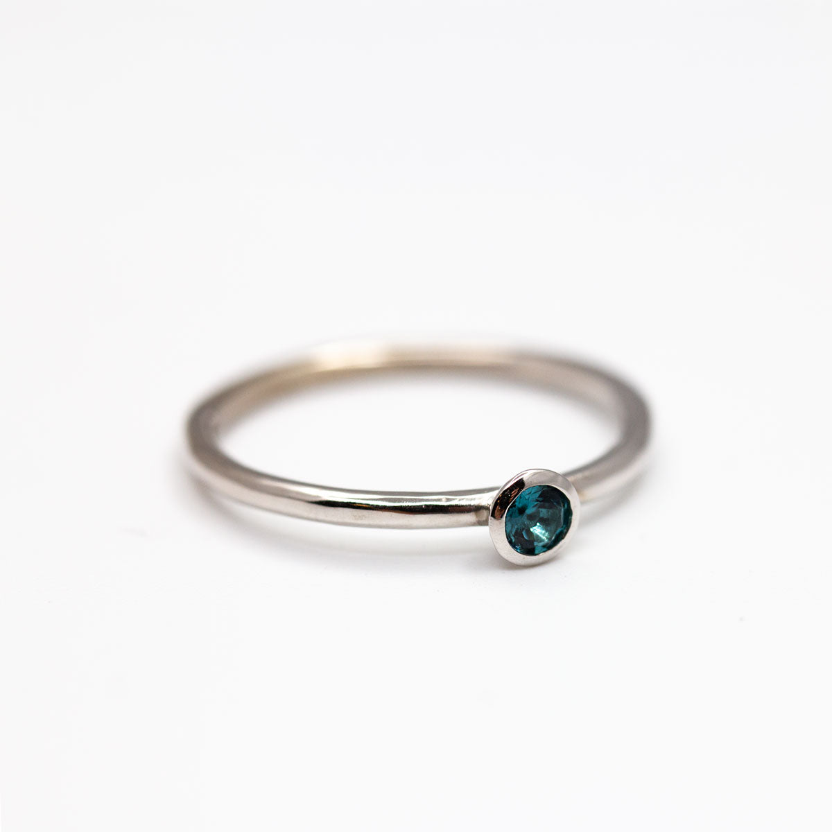Bague Pierrette en argent et son saphir bleu.
Bague réalisée dans notre atelier Parisien.