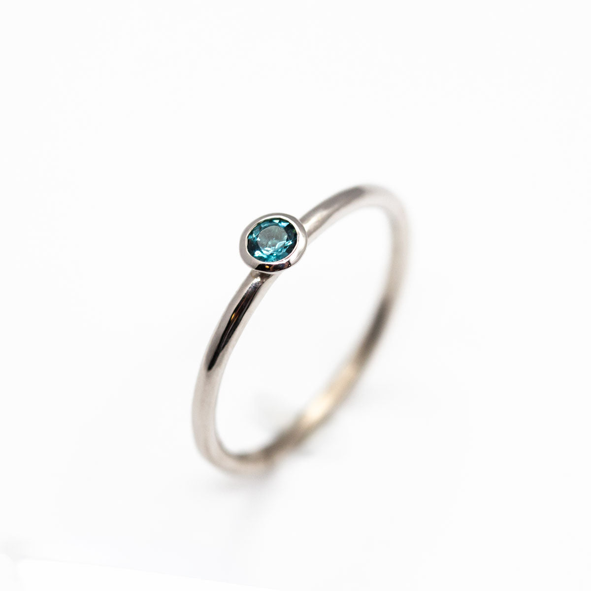 Bague Pierrette en argent et son saphir bleu.
Bague réalisée dans notre atelier Parisien.