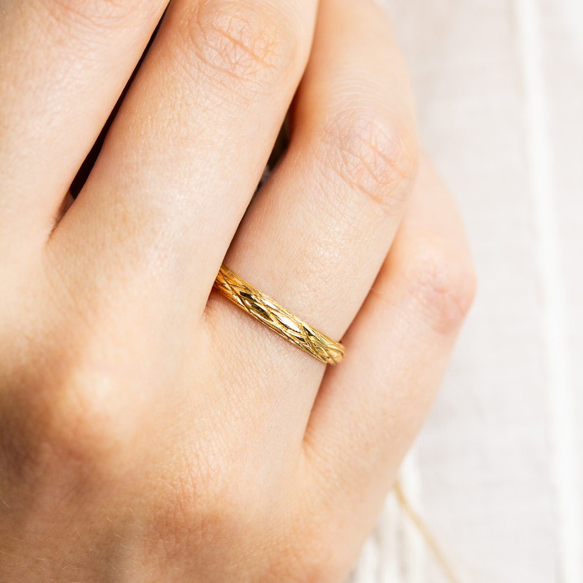 Alliance portée Amandier - demi-jonc 3 mm réalisée en or jaune 18 carats Fairmined à Paris