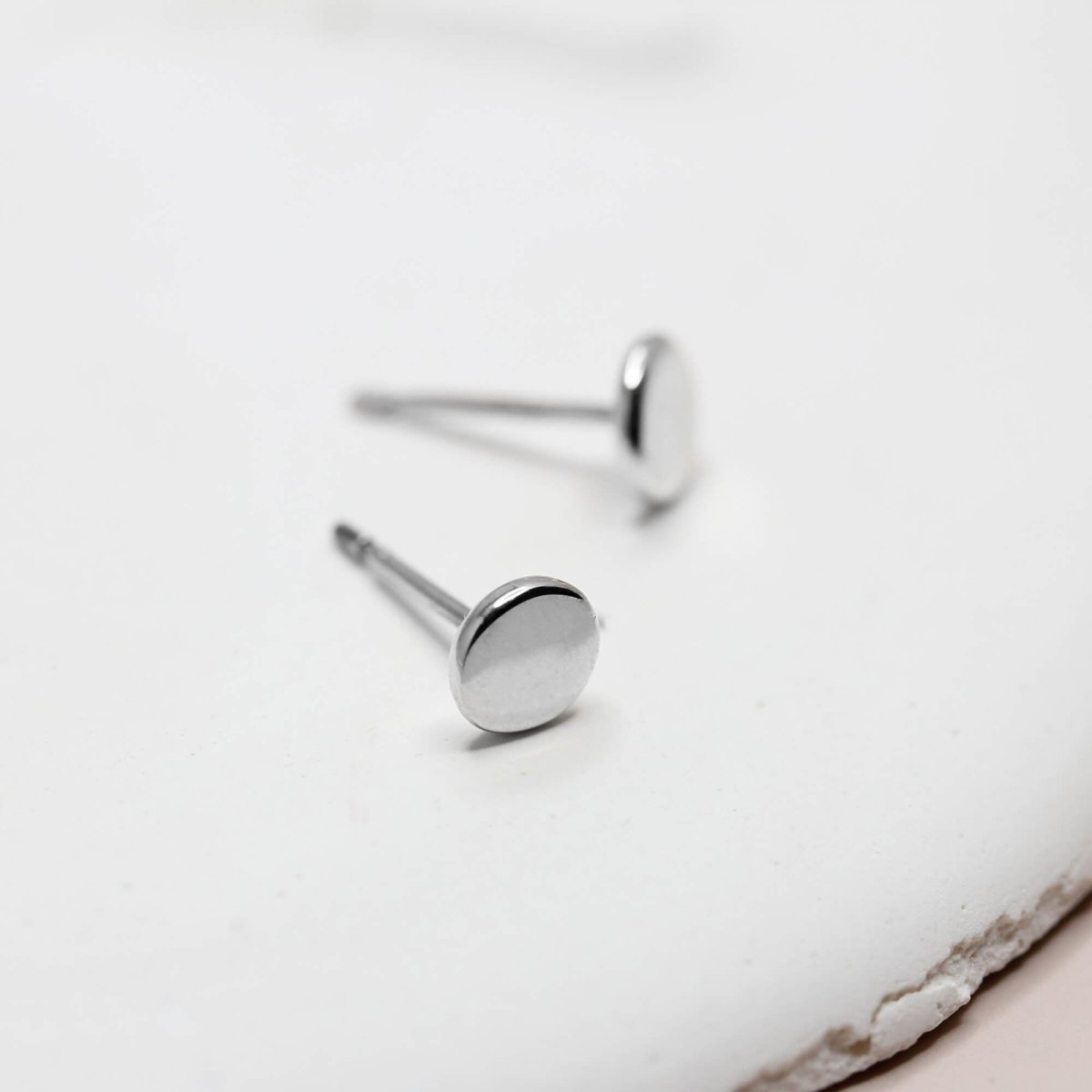 Puces d'oreille en or blanc 18 carats Fairmined. Fabrication artisanale française en or éthique et équitable à Paris.