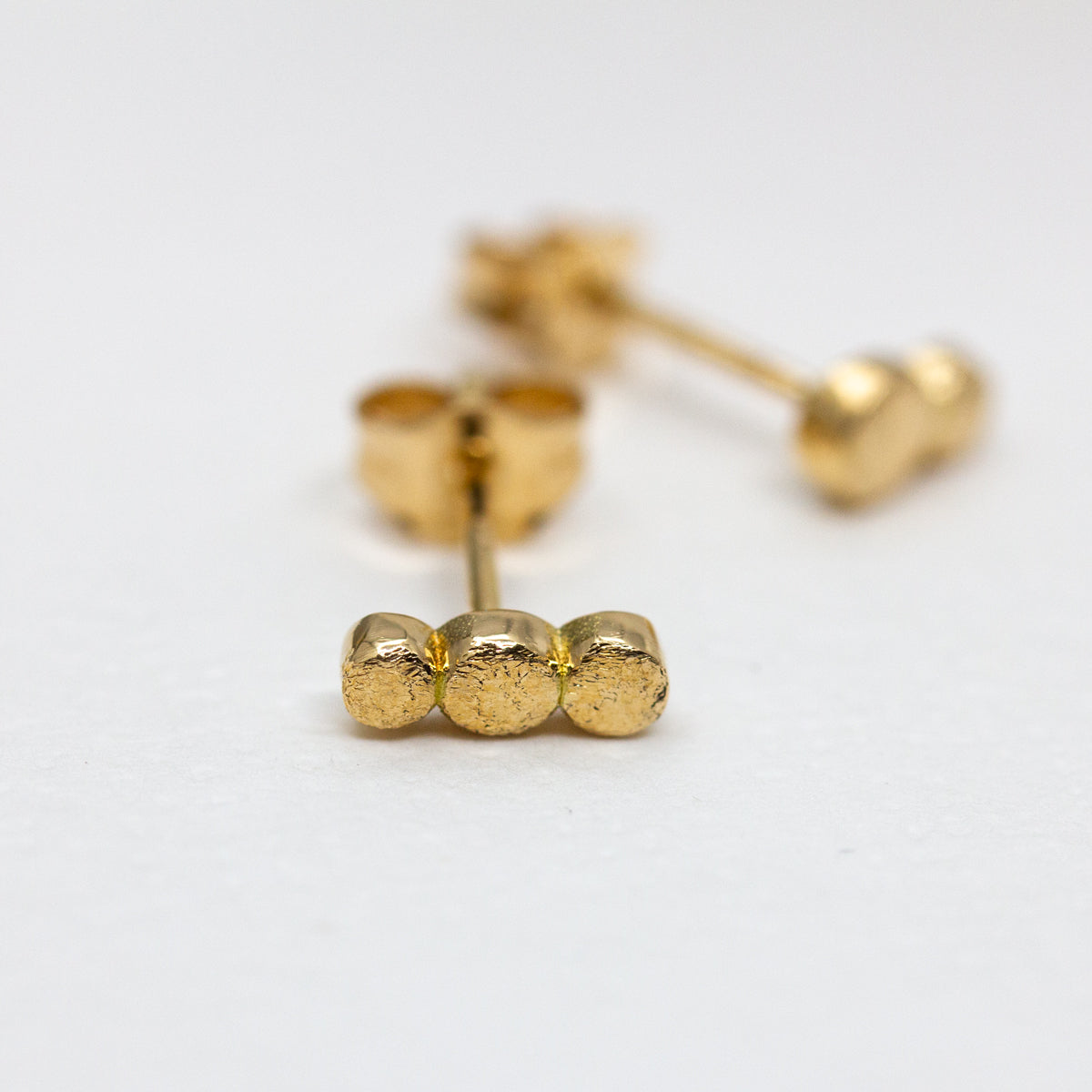 Boucles d'oreille en or 18 carats Fairmined, conçues dans notre atelier à Paris. 