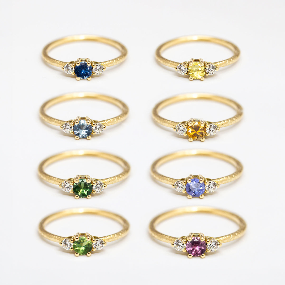Bague de fiançailles femme 3 diamants en or recyclé ou Fairmined 750/1000, personnalisation avec saphirs de couleurs (rose, bleu, vert, orange,...) en ligne 
Bijou sur-mesure de joaillerie éthique et fabrication artisanale à Paris