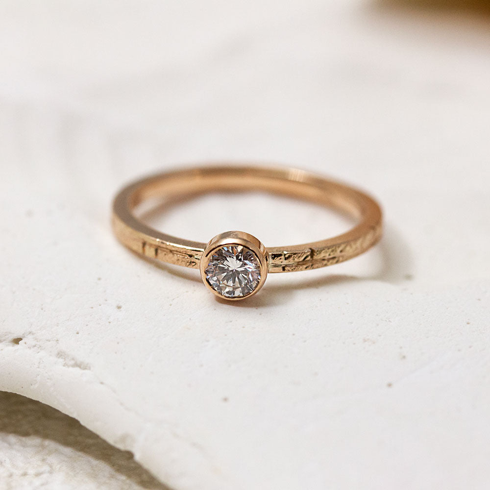 Jolie bague éthique Solférine en or rouge 18 carats Fairmined. Elle est texturée sur l'anneau et orné d'un diamant de synthèse.