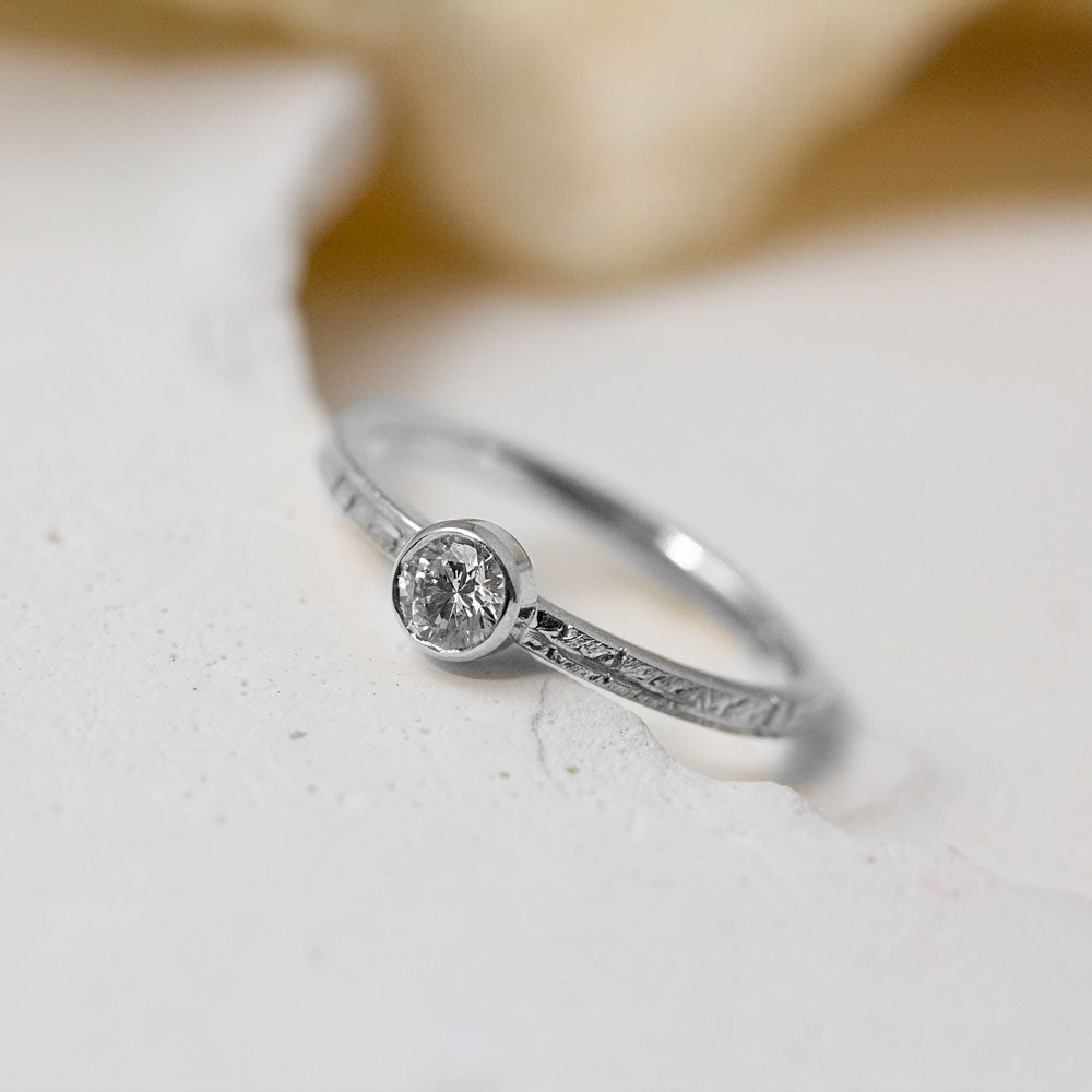 Solitaire éco-responsable or blanc ornée d'un diamant. Joaillerie artisanale à Paris.