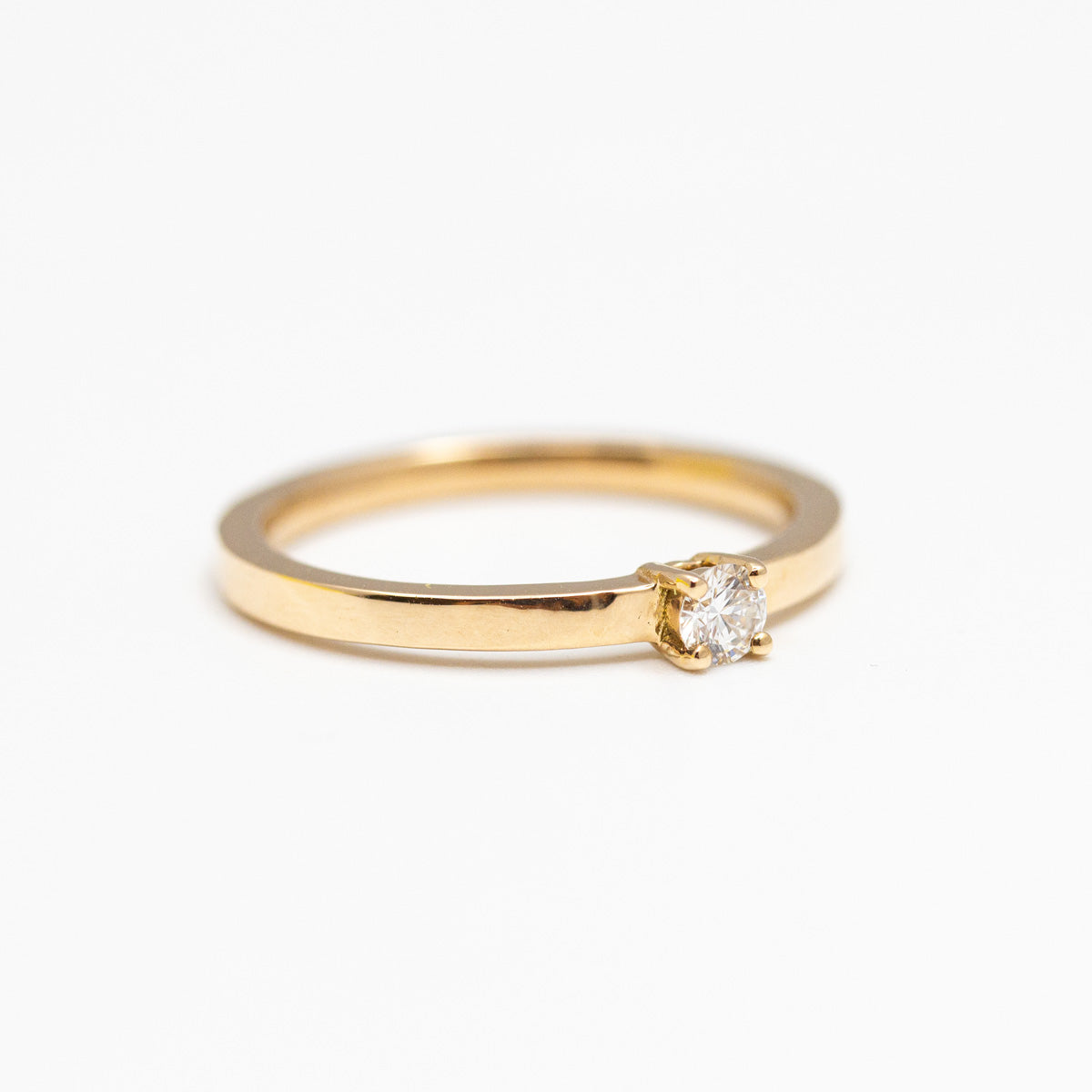 Solitaire bague de fiançailles en or rose champagne 18 carats et diamant ou saphir certifié Fair Trade
Joaillerie éthique et fabrication artisanale à Paris et Lyon.