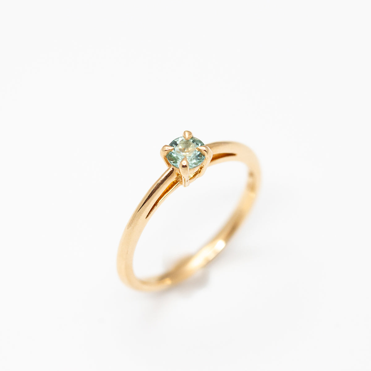 Bague de fiançailles solitaire pour femme en or rose-champagne recyclé 18 carats rehaussée d'un saphir vert certifié Fair Trade 1 d'Australie.