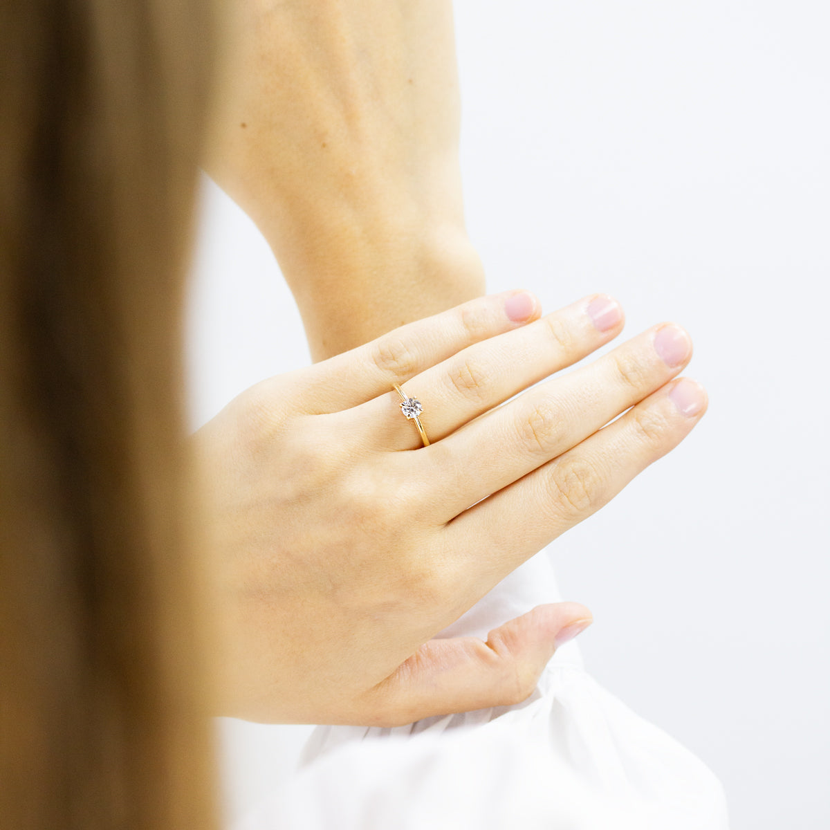 Solitaire classique et élégant pour femme en or rose éthique, ornée d'un joli diamant de synthèse de 4 millimètres.