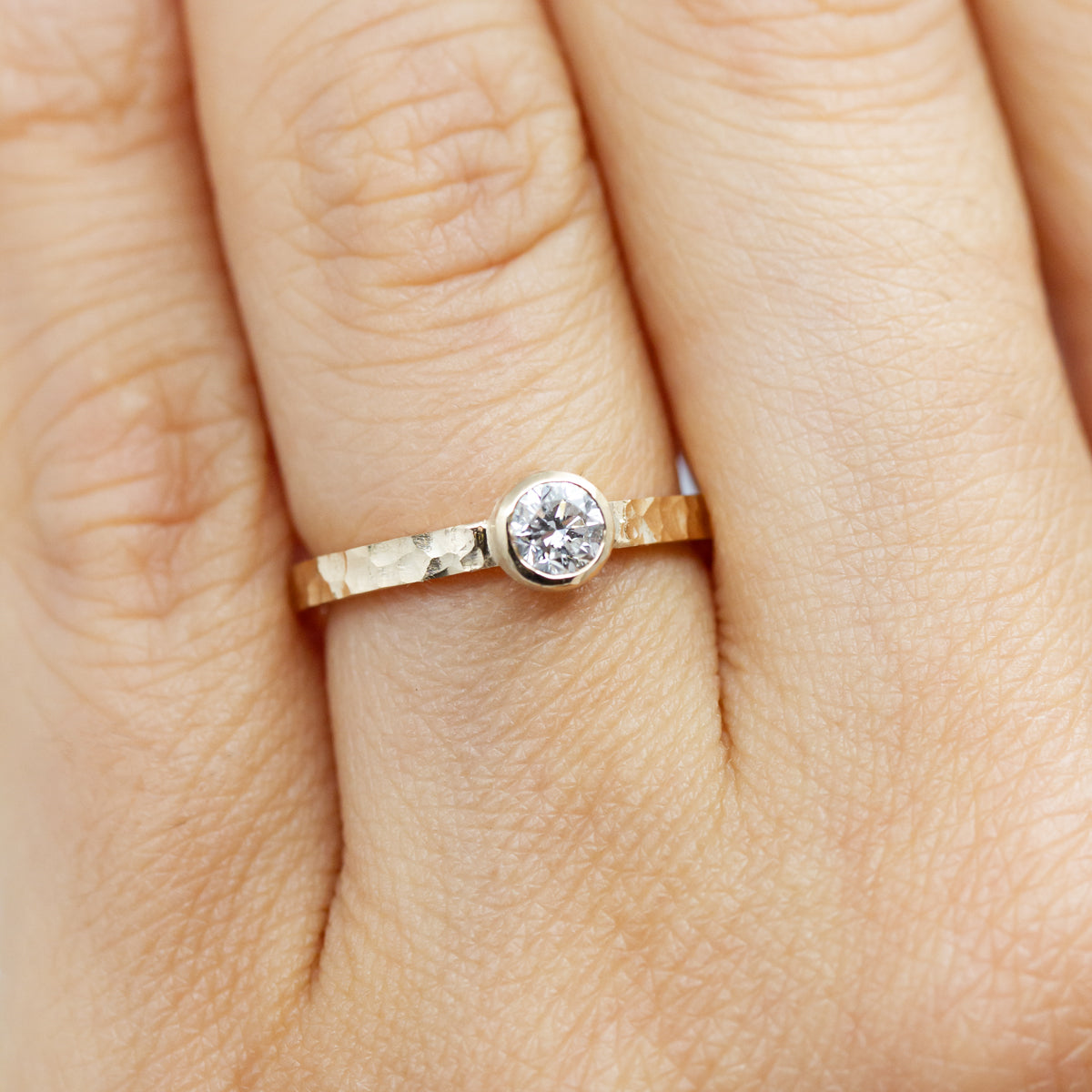 Bague de fiançailles solitaire en or jaune recyclé 18 carats et prime Fairmined, orné d'un diamant de synthèse de 4mm en serti clos