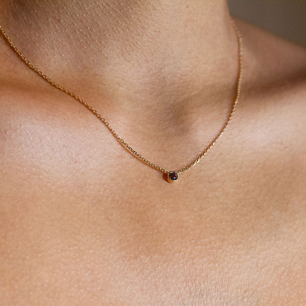 Spinelle violet sur chaîne en or rose-champagne 18 carats.