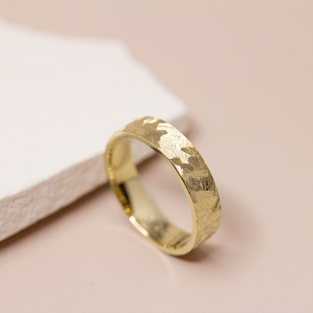 Alliance Stael - ruban 5 mm réalisée en or jaune 18 carats Fairmined à Paris