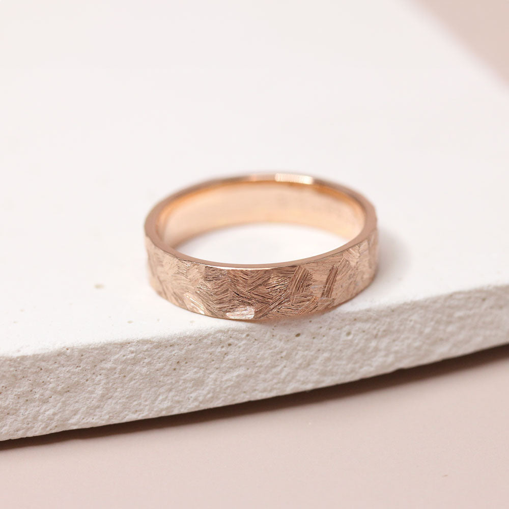 Alliance de mariage Staël ruban 5 mm réalisée à la main en or 18 carats recyclé à Paris dans notre propre atelier de joaillerie