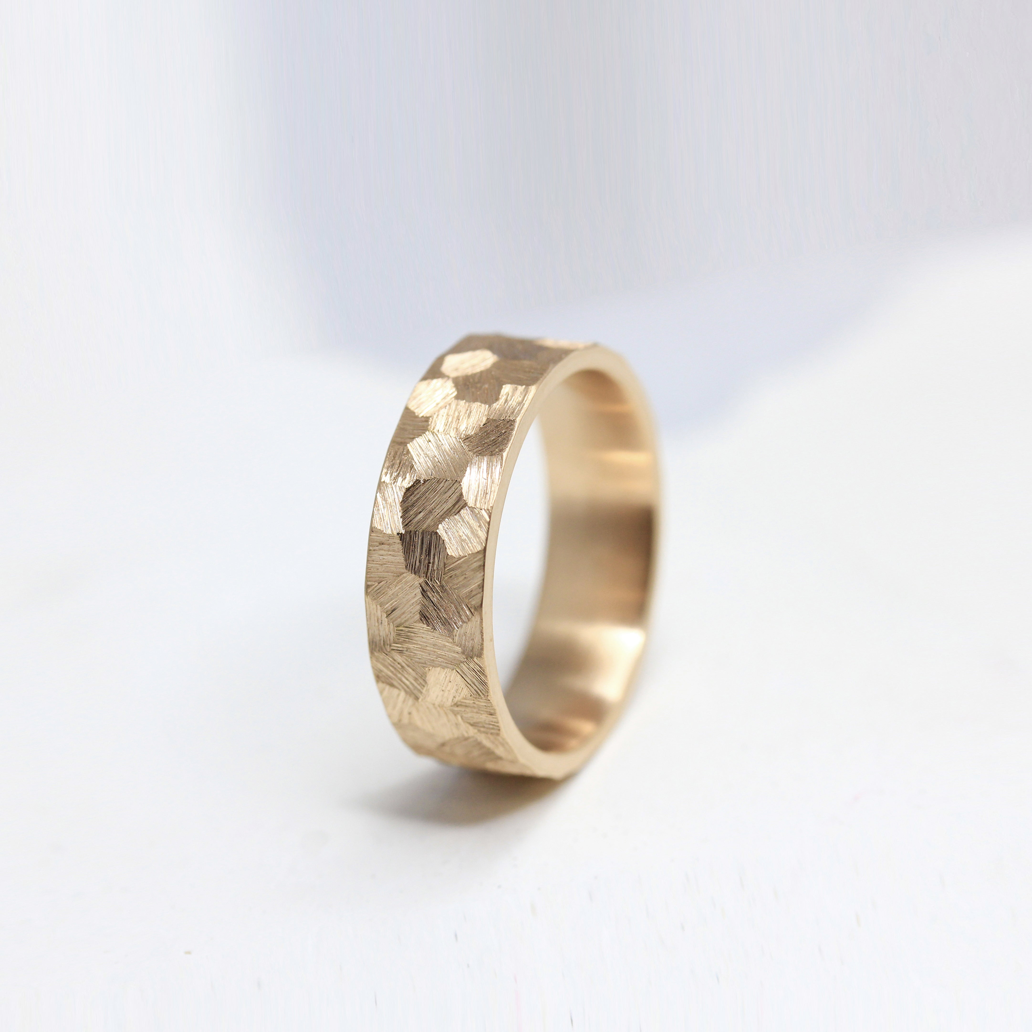 Alliance Staël - ruban 6 mm portée et réalisée en or rouge 18 carats Fairmined à Paris