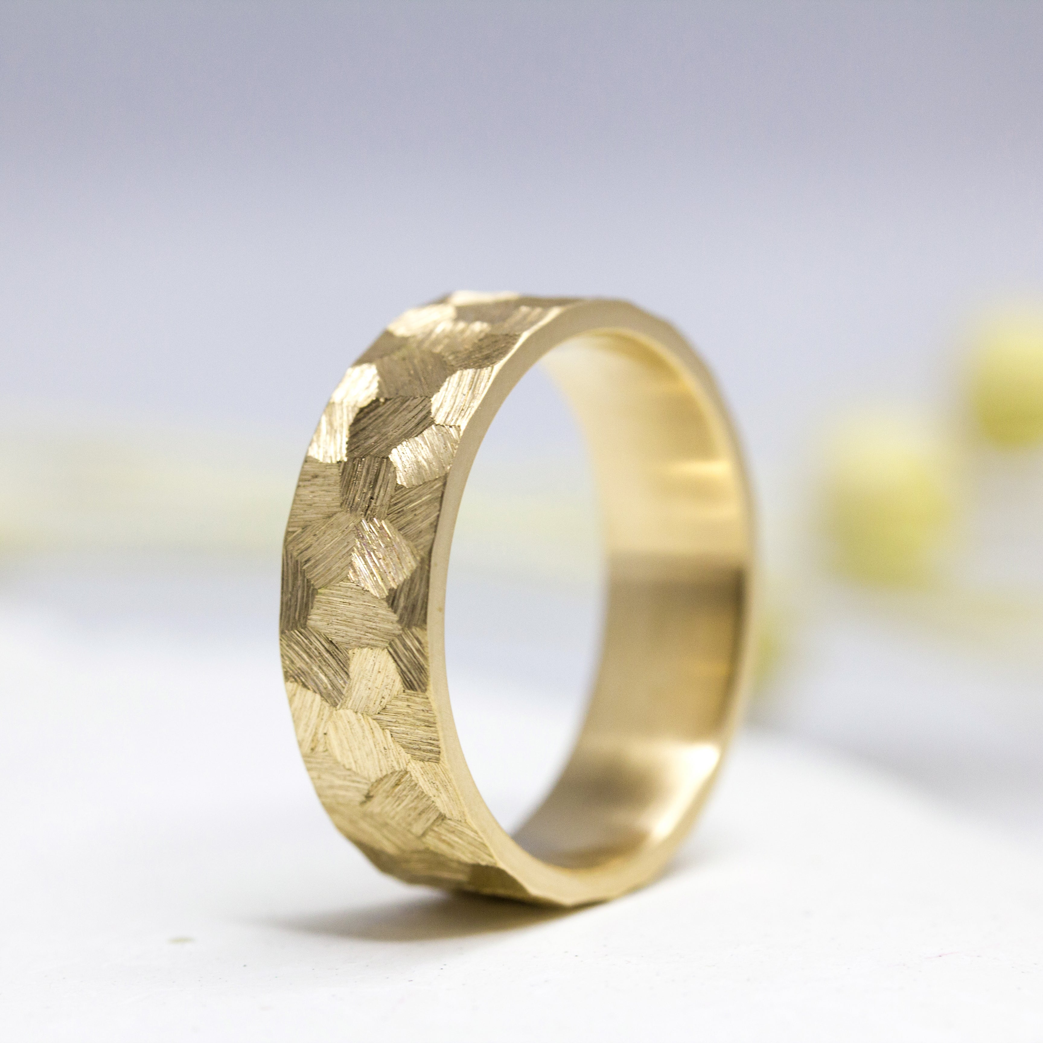 Alliance Staël - ruban 6 mm portée et réalisée en or rouge 18 carats Fairmined à Paris