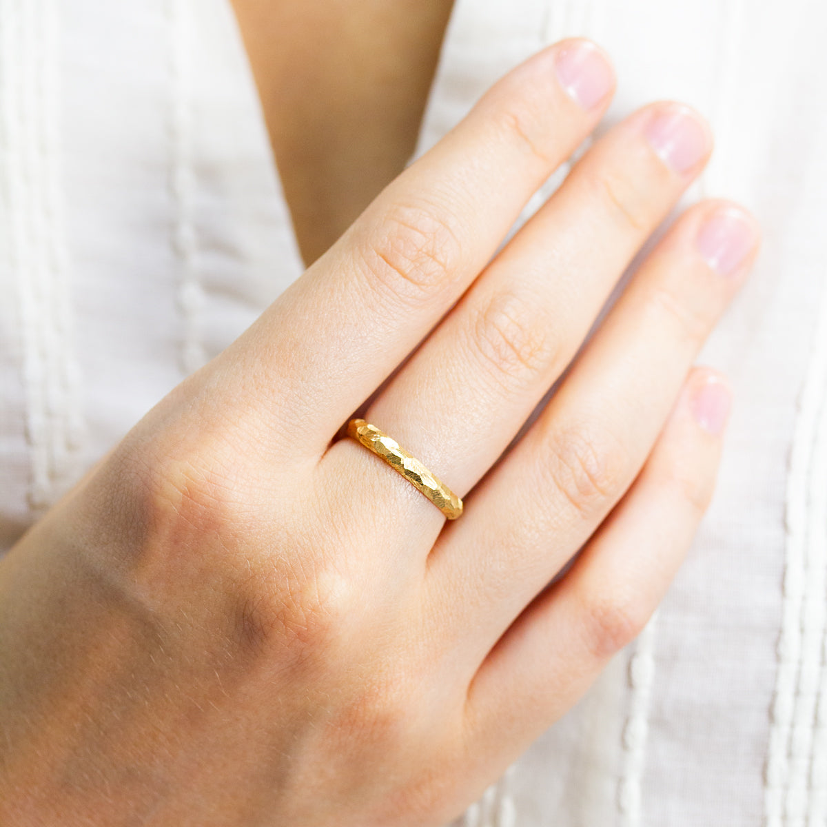 Alliance en or jaune 18 carats Fairmined Paris et Lyon.