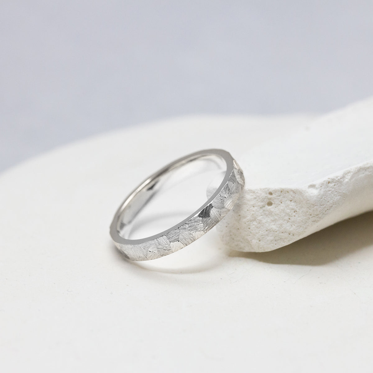 Alliance ruban 3mm en or blanc martelé 18 carats recyclé ou Fairmined, fabriquée à Paris dans notre atelier de joaillerie - Paulette à Bicyclette