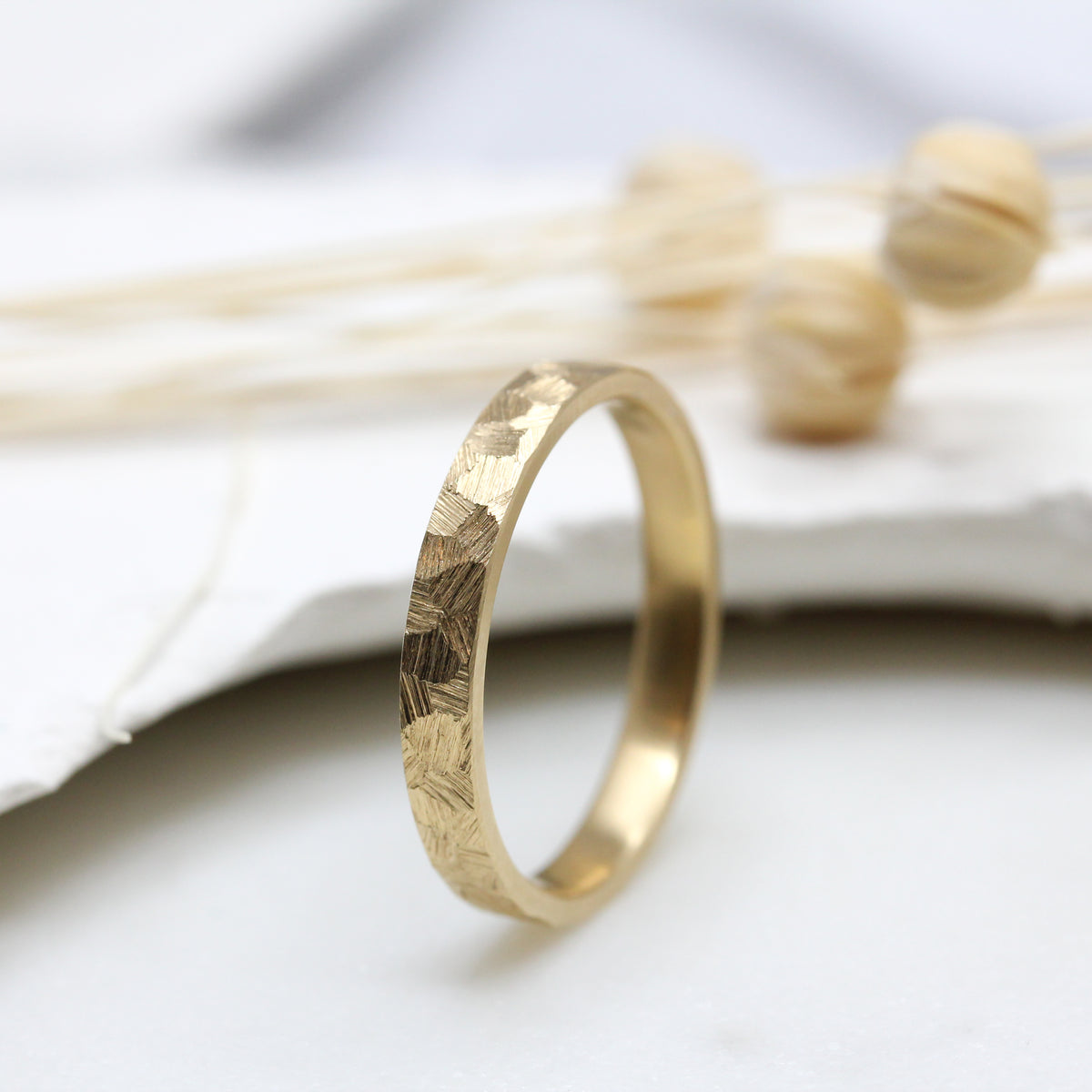 Anneau de mariage unisexe Staël en or brossé 18 carats recyclé, réalisé à Paris dans notre atelier de joaillerie - Paulette à Bicyclette