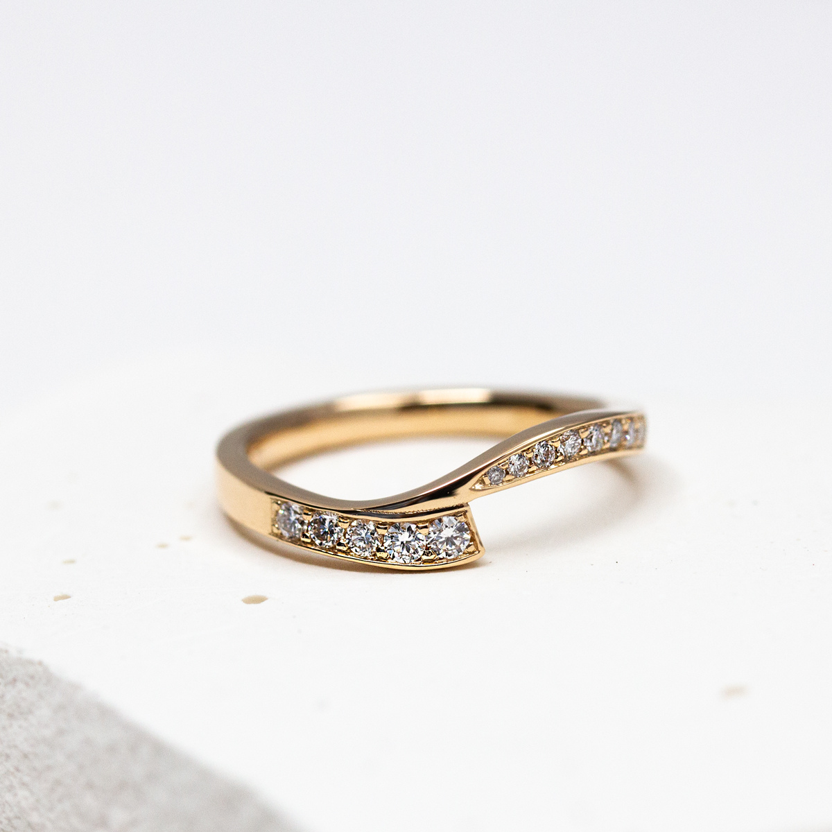 Alliance sur-mesure ornée de diamants.
Réalisée en or éthique dans notre atelier à Paris.