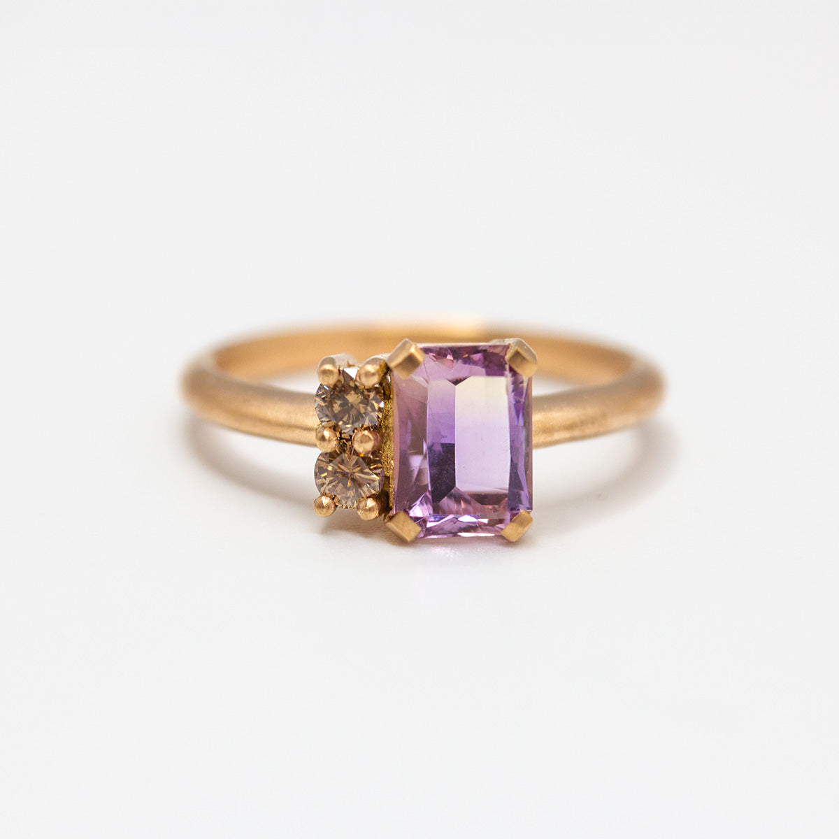 Bague de fiançailles asymétrique sertie d'une amétrine et de diamants bruns en or rose-champagne 750/1000 Fairmined
Création et fabrication sur-mesure à Paris