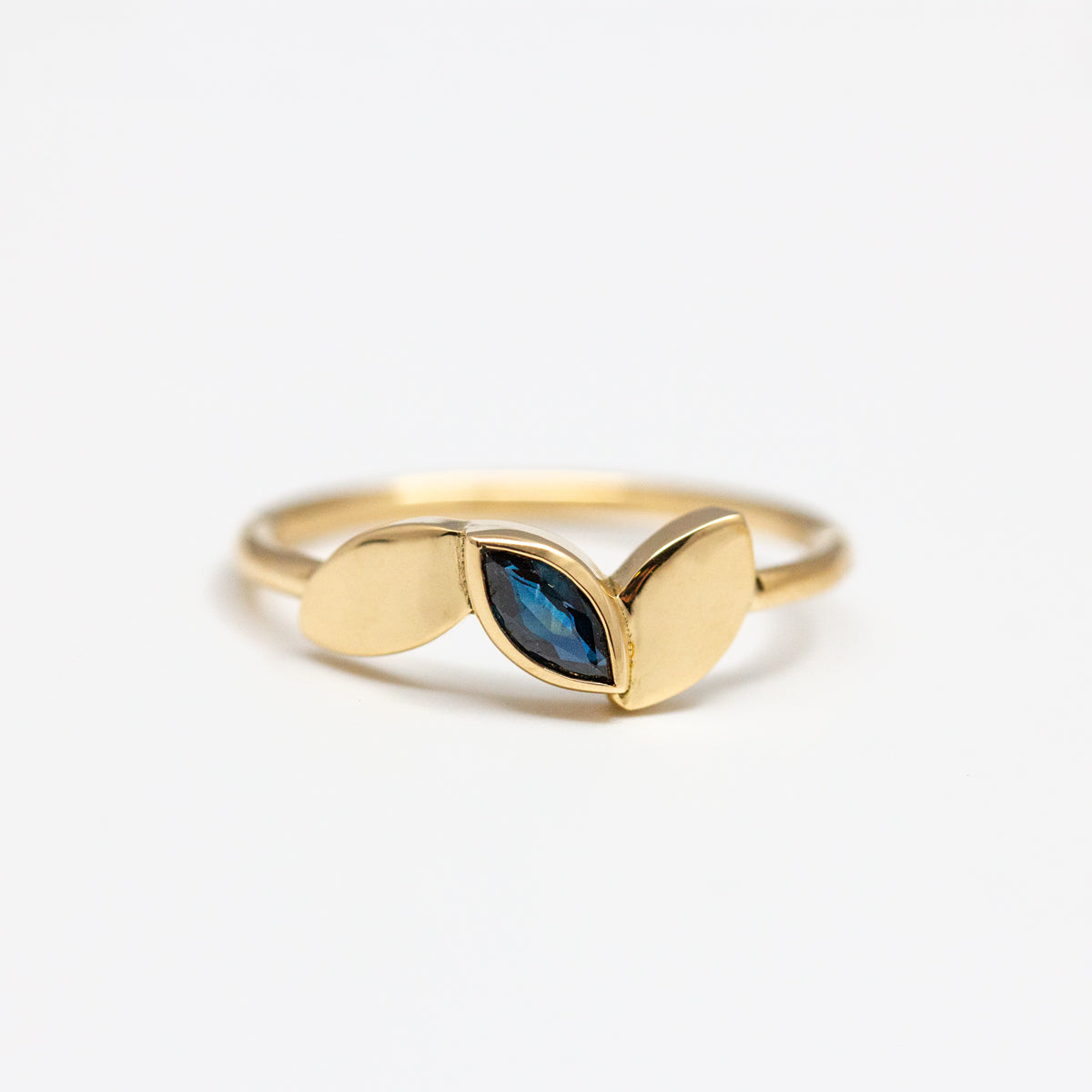 Bague feuilles d'or et pierre bleue taille navette fabriqué en or jaune 750/1000 Fairmined
Bijou inspiration végétale crée sur-mesure dans notre atelier de joaillerie à Paris